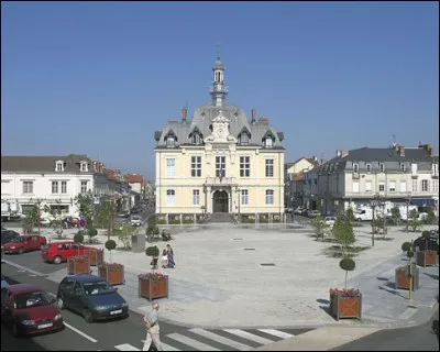Nous sommes dans une petite ville de l'arrondissement de Montlu&ccedil;on. Cette ville est n&eacute;e de l'industrialisation au XIXe et a longtemps &eacute;t&eacute; un symbole du socialisme. Quelle est cette ville ?