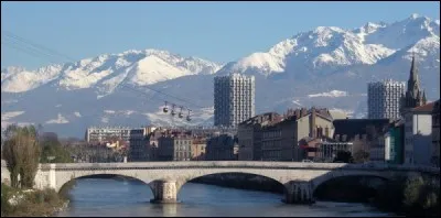 Bord&eacute;e par les massifs du Vercors de la Chartreuse et par la cha&icirc;ne de Belledonne, cette grande ville s'&eacute;tend dans le sillon alpin. Quelle est cette ville ?