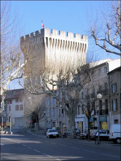 Nous sommes maintenant dans cette sous-pr&eacute;fecture du Vaucluse, au pied du Mont Ventoux. Quelle est cette ville ?