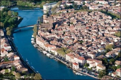 Nous voici &agrave; l'embouchure de l'H&eacute;rault. Cette ville poss&egrave;de une cath&eacute;drale construite en basalte noir. Quelle est cette ville ?