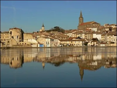 Cette ville de 11 000 habitants est travers&eacute;e par le canal du Midi. Elle c&eacute;l&egrave;bre chaque ann&eacute;e "la F&ecirc;te du Cassoulet". Quelle est cette ville ?