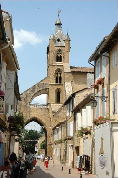 Cette petite ville de 3 500 habitants est une sous-pr&eacute;fecture du Gers. Arros&eacute;e par la Grande Ba&iuml;se, c'est une ancienne bastide fond&eacute;e au XIIIe si&egrave;cle. Quelle est cette ville ?