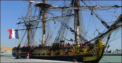 Cette ville doit sa cr&eacute;ation en 1666 &agrave; l'implantation d'un arsenal maritime et militaire. Les b&acirc;timents comprenant l'ancienne corderie royale et les formes de radoub, sont conserv&eacute;s. Quelle est cette ville ?