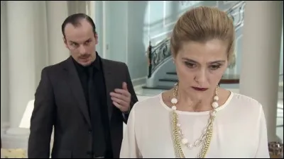 Selon Rey, depuis combien de temps les Valente travaillent-ils pour Mme Benson ?