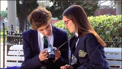 De quelle couleur la rose, que Gastón a offerte à Nina, est-elle ?