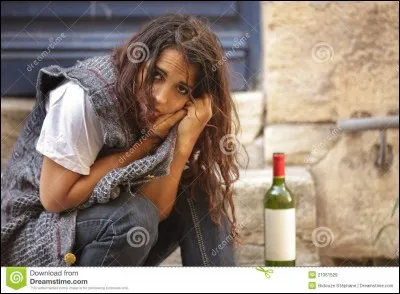 Tu vois une dame dans la rue qui pleure et qui a froid.