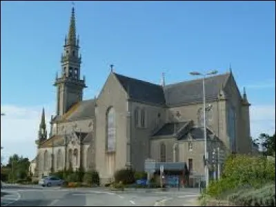 Voici l'&eacute;glise Saint-Br&eacute;valaire de Kerlouan. Ville bretonne de l'arrondissement de Brest, elle se situe dans le d&eacute;partement ...