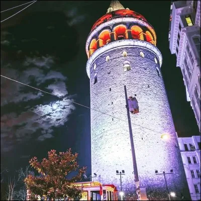 Elle se situe à Istanbul et elle est très connue. C'est la tour...