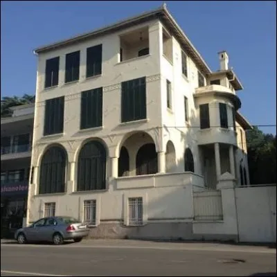 C'est la maison où le feuilleton le plus connu en Turquie s'est déroulé et elle se situe à Istanbul. Le feuilleton s'appelle...