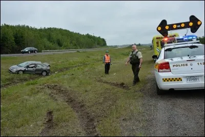 Est6ce que la SQ doit mettre sa flèche sur l'autoroute ?
