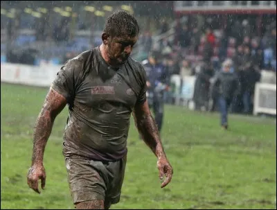 Entre cierges et hosties, Henri a été macculé de bout.