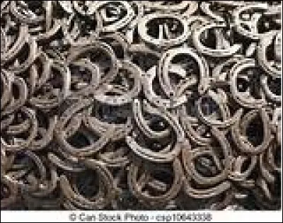 J'ai porté plainte contre mon voisin car il empile son vieux fer dans son jardin près de notre mur mitoyen.