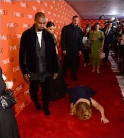 Quel tapis utilise Mme.LeStylo pour survoler la ville ?