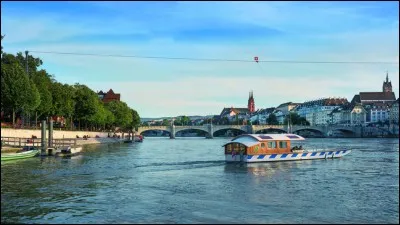 Nous sommes dans cette grande ville suisse traversée par le Rhin et dont l'agglomération s'étend sur trois pays. Quelle est cette ville ?