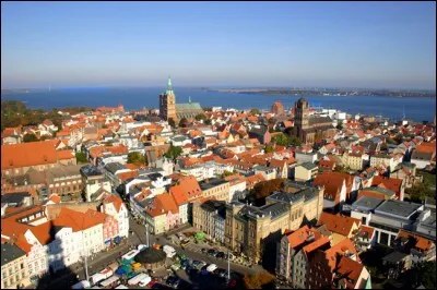 Nous allons vers la Baltique. Cette ville allemande, toute proche de l'embouchure de l'Oder, est le point de départ pour aller visiter l'île de Rügen. Quelle est cette ville ?