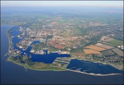 Restons en Allemagne, dans ce grand port sur la mer du Nord créé au XIXe siècle par le roi de Prusse Guillaume 1er. Quelle est cette ville ?