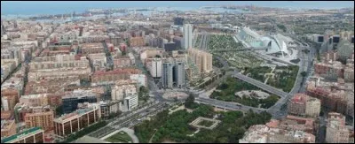 Nous voici en Espagne. C'est la troisième ville du pays, au coeur d'une agglomération de 1,5 millions d'habitants. Quelle est cette ville maritime ?