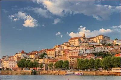 Cette vieille ville portugaise aux ruelles étroites, à 50 km de l'océan, doit sa renommée à son importante université, l'une des plus anciennes d'Europe. Quelle est cette ville ?