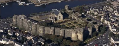 Retour en France dans la vallée de la Loire. Cette ville abrite une forteresse flanquée de dix-sept tours et dominant la rivière. On peut également voir dans le château la Tapisserie de l'Apocalypse. Quelle est cette ville ?