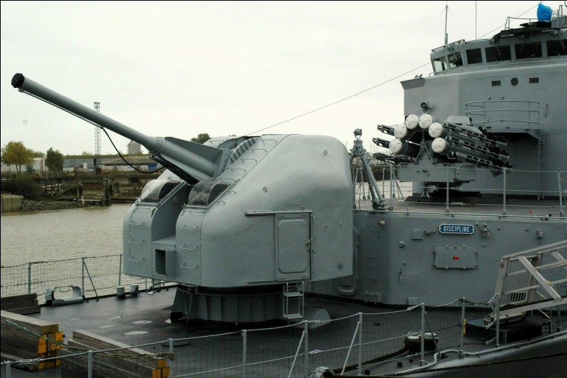 Comment s'appelle cette arme qui équipe certains navires de guerre français ?