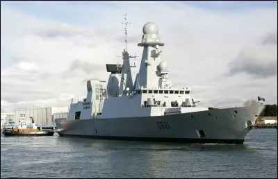 Comment s'appelle ce navire de guerre ?