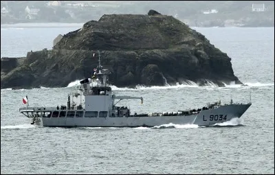 Comment se nomme ce bâtiment de guerre qui a pris sa retraite ?