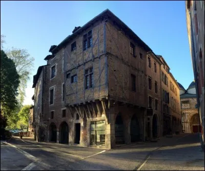Pour terminer notre périple,arrêtons nous à Cahors où après avoir admiré le superbe pont Valentré et dégusté un verre de son magnifique vin,nous flânerons dans le vieux quartier :