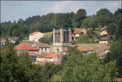 Quelle est cette cité auvergnate,ancienne capitale du textile en Livradois qui a conservé une belle halle?