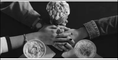 Comment s'appelle le café dans lequel Hannah va souvent ?