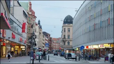 Nous sommes maintenant dans la troisième ville suédoise, sur le Sund face à Copenhague. De quelle ville s'agit-il ?