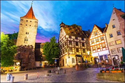 Nous voici en Allemagne, dans cette ville du nord de la Bavière, ville symbole du IIIe Reich et siège du tribunal international de jugement des crimes du nazisme. De quelle ville s'agit-il ?