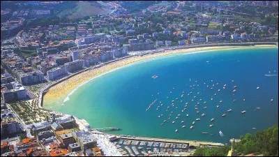 Cette ville balnéaire espagnole, appelée Donostia en langue basque, se trouve à 20 km de la frontière française. De quelle ville s'agit-il ?