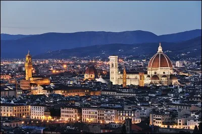 Cette ville italienne, sur l'Arno est la capitale de la Toscane. Par sa richesse artistique, elle incarne la Renaissance. De quelle ville s'agit-il ?
