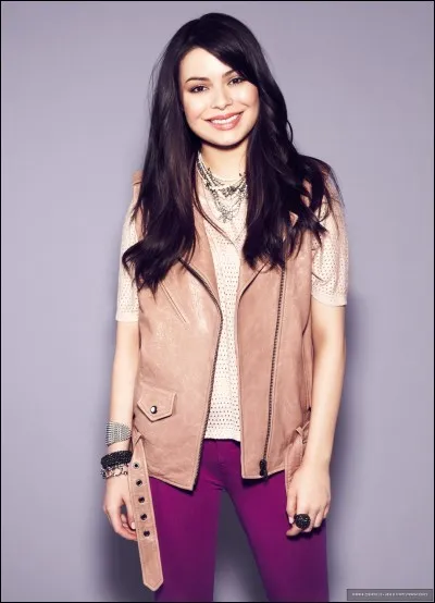 Qui interprète le rôle de Carly ?