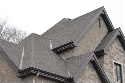 Le ____ est la ligne de rencontre haute de deux versants d'une toiture.