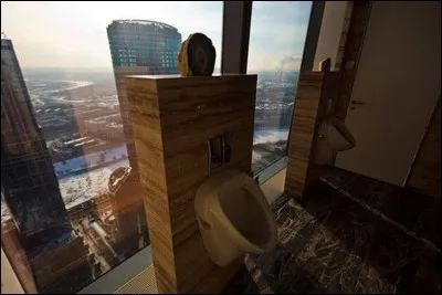 Qui a inventé les urinoirs publics ?