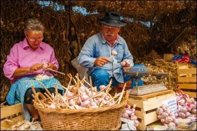 Quelle est la spécialité de Lautrec, commune française du département du Tarn ?