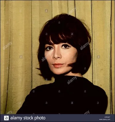 Juliette Gréco demandait qu'on la déshabille en 1967. Qui a écrit les paroles de cette chanson ?