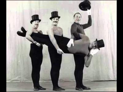 "Y en a des rondes, y en a des plates, y en a des fermes, y en a des flasques". Quel est le sujet de la chanson des Frères Jacques ?