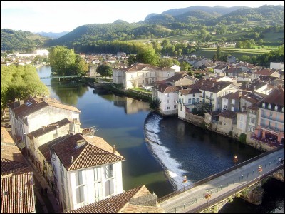 La ville de Saint-Girons où est né Aristide Bergès,le père de la "houille blanche" est dans le département :