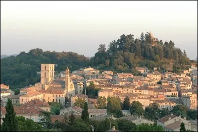 Votre oncle Xavier a passé ses vacances à Forcalquier et vous a envoyé une carte postale,de quel département provient-elle?