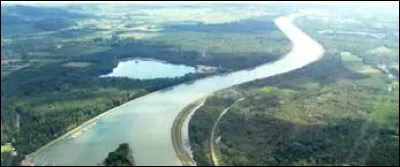 Dans quel pays le Rhin prend-il sa source ?