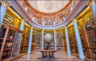 Continuons avec un endroit particulier, ce n'est pas une salle de classe, mais cela s'en rapproche. Je parle du C.D.I. 
La question est la suivante : qui est l'auteur du "Club des cinq" ?