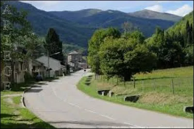 Encore un virage et nous arrivons &agrave; Saurat. Village Ari&eacute;geois, il se situe dans l'ancienne r&eacute;gion ...
