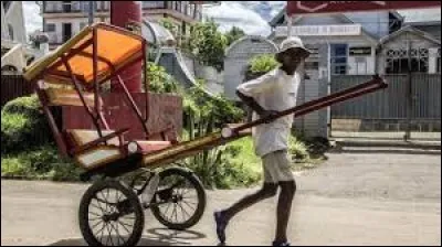 Dans quel pays le ''pousse-pousse'' a-t-il été largement utilisé au début de son existence ?