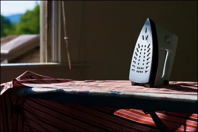 Comment appelle-t-on un vêtement fait de faux plis ?