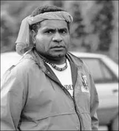 Yeiwéné Yeiwéné était membre du FLNKS. Il était le bras droit de Jean-Marie Tjibaou et il est mort assassiné en même temps que lui à Ouvéa qui se trouve en...