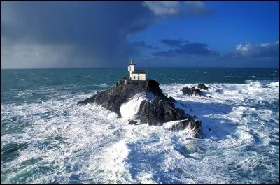 Comment s'appelle le phare qu'on dit hanté ?