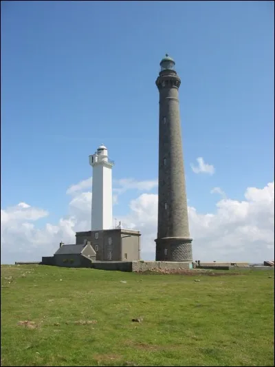 Combien mesure le phare de l'île Vierge ?