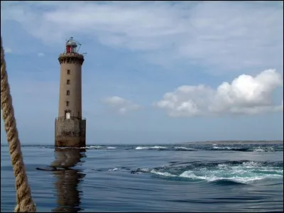 Combien il y a de phares autour d'Ouessant ?